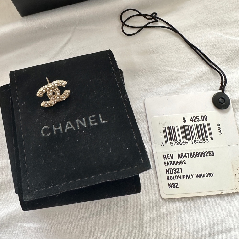 SINGLE CC EARRING FROM CHANEL